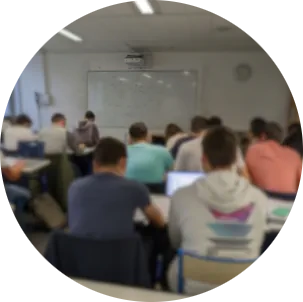 Une salle de cours avec des élèves studieux